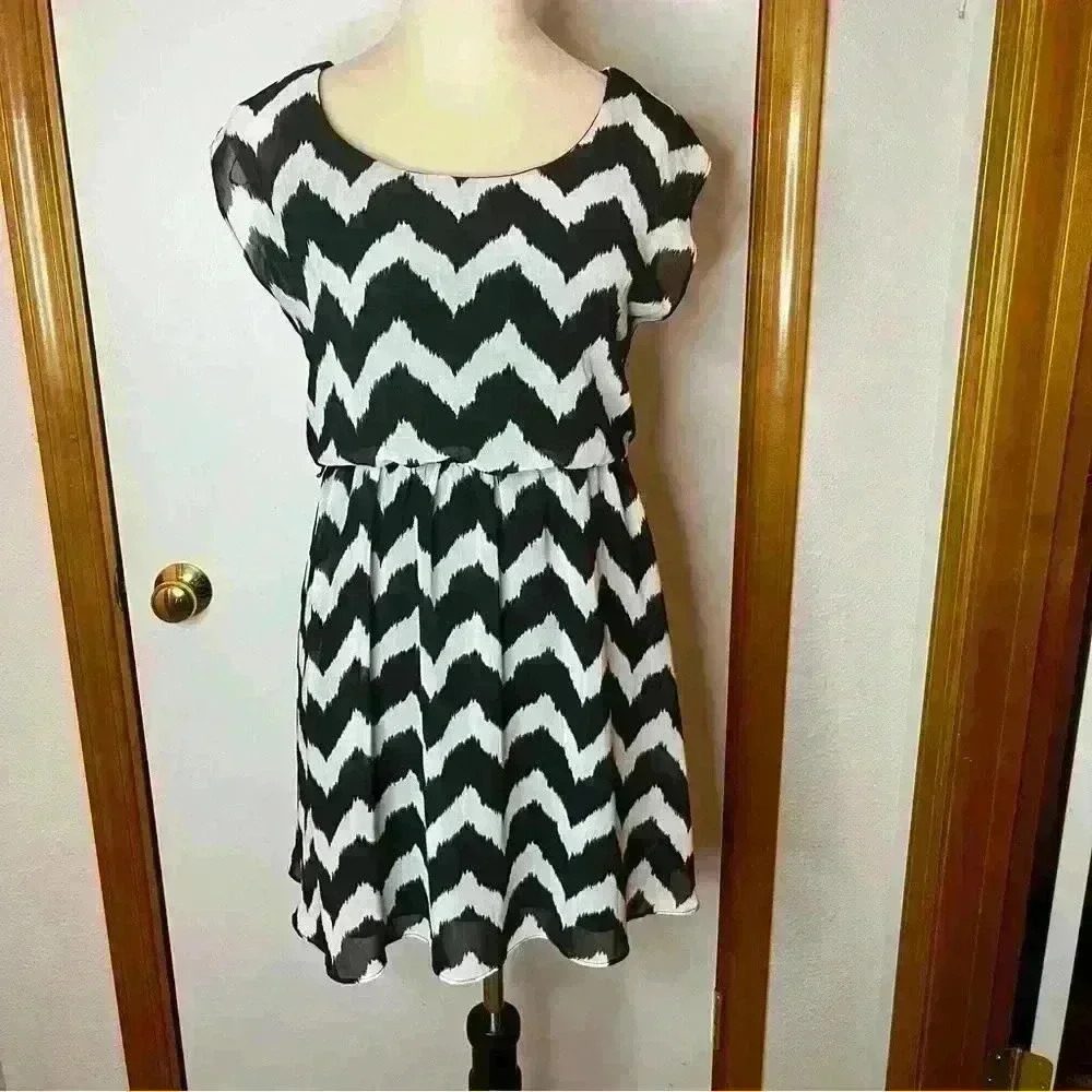 IZ Byer Chevron Dress Elastic‎ Waist Women Small Black White Sleeveless Lined